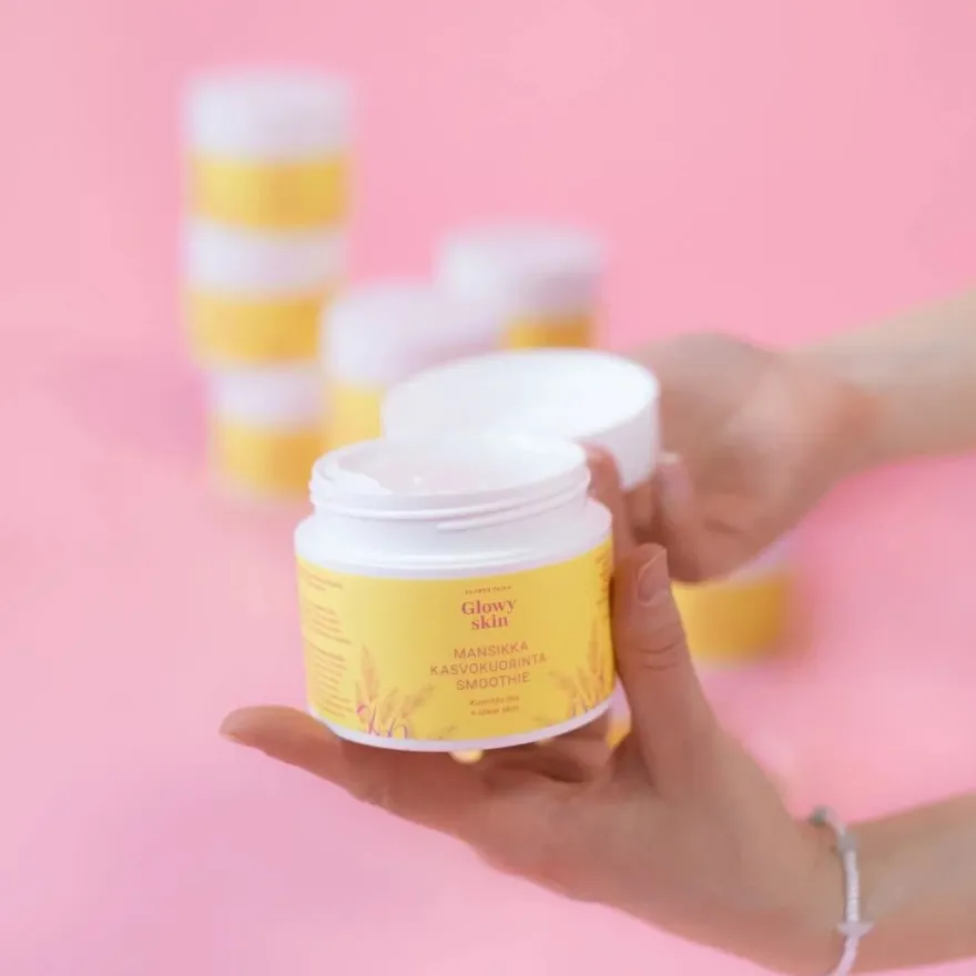Saaren Taika Glowy Skin Mansikka Kasvokuorinta Smoothie